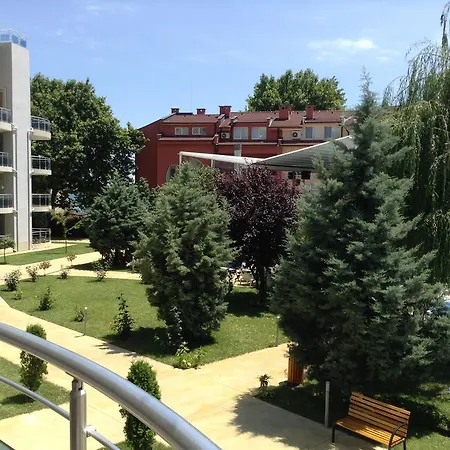 アパート Oasis And *